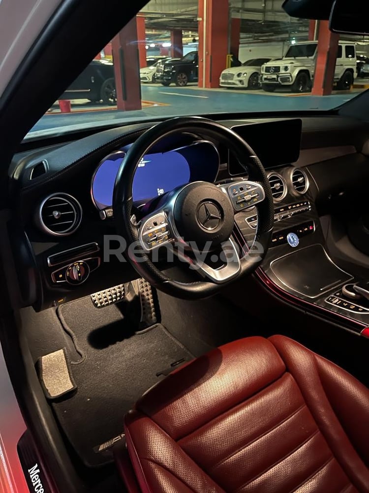 أبيض Mercedes C200 Class للإيجار في دبي 2