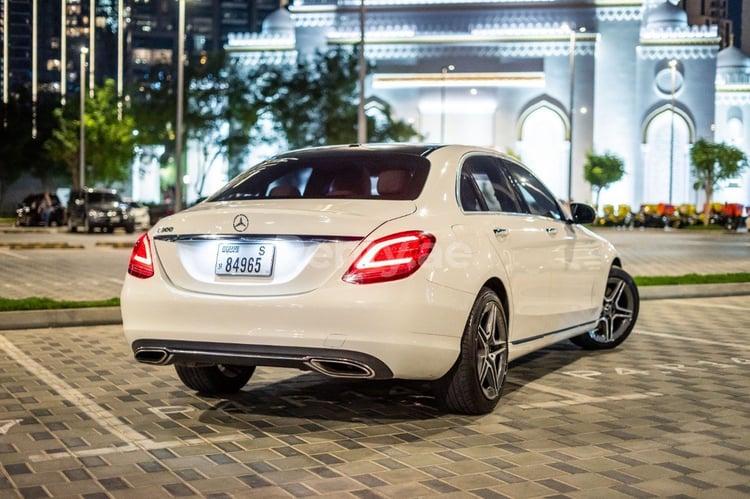 Blanc Mercedes C Class en location à Abu-Dhabi 0