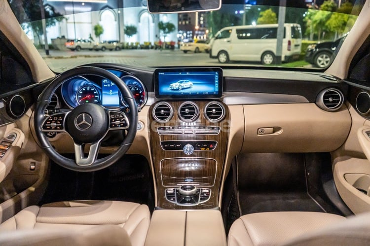 Blanco Mercedes C Class en alquiler en Sharjah 1