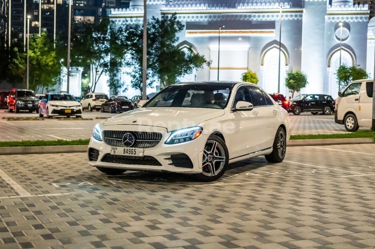 Blanc Mercedes C Class en location à Abu-Dhabi 2