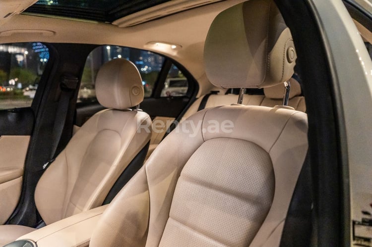 أبيض Mercedes C Class للإيجار في دبي 3