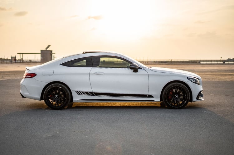 Blanco Mercedes C Class en alquiler en Sharjah 4