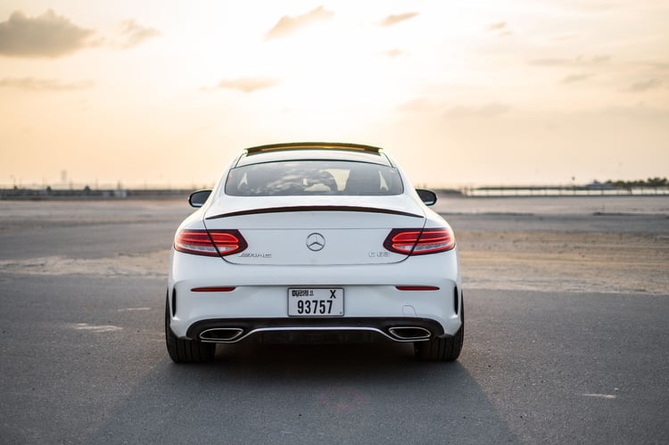 Blanc Mercedes C Class en location à Abu-Dhabi 5