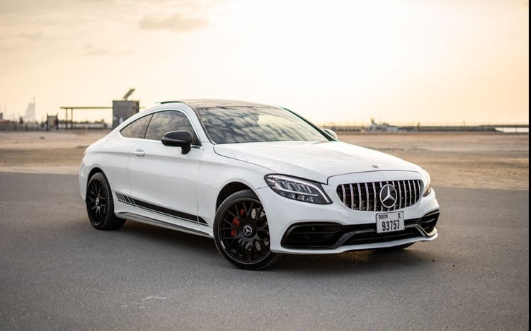 أبيض Mercedes C Class للإيجار في دبي