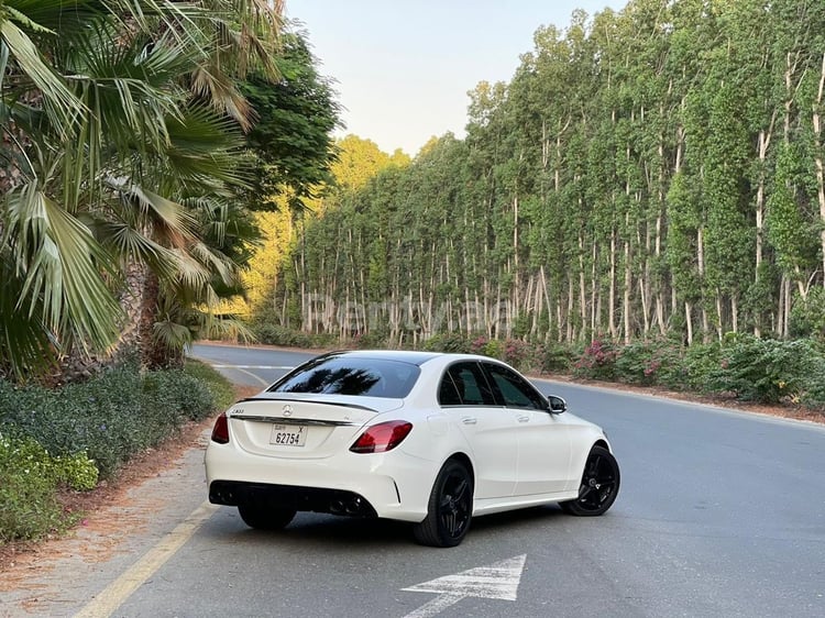 Blanc Mercedes C Class en location à Sharjah 4