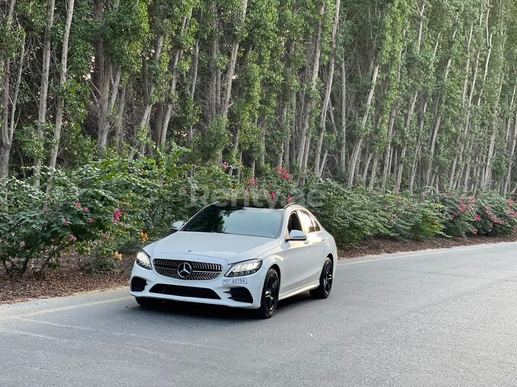 Blanc Mercedes C Class en location à Dubai 5