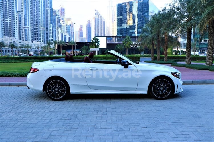 Blanc Mercedes C Class en location à Sharjah 3