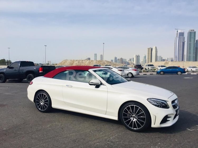 أبيض Mercedes C Class للإيجار في الشارقة 1