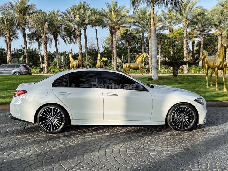 Blanco Mercedes C200 en alquiler en Sharjah 1