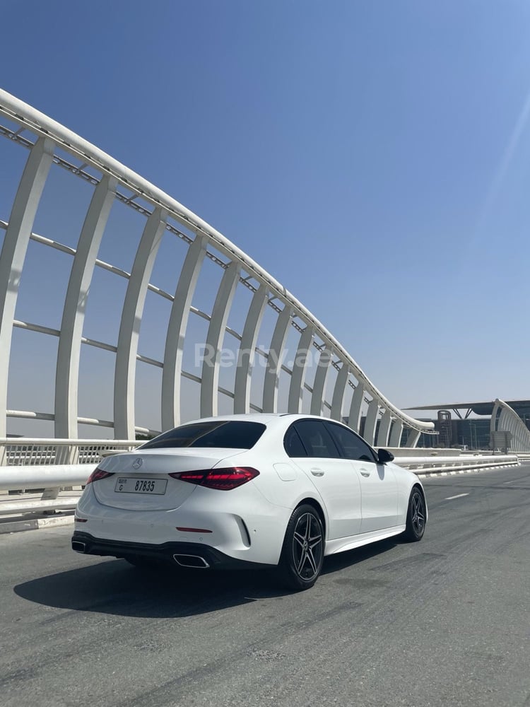 Blanc Mercedes C Class en location à Abu-Dhabi 1