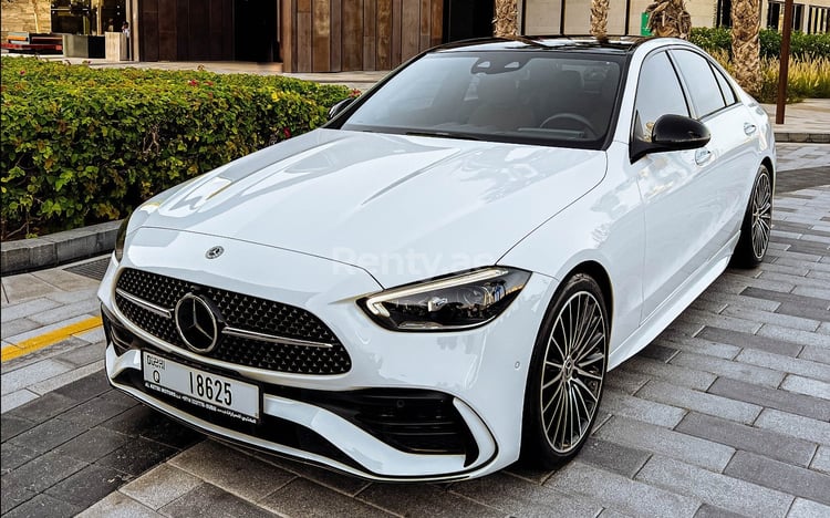 Weiß Mercedes C200 zur Miete in Dubai