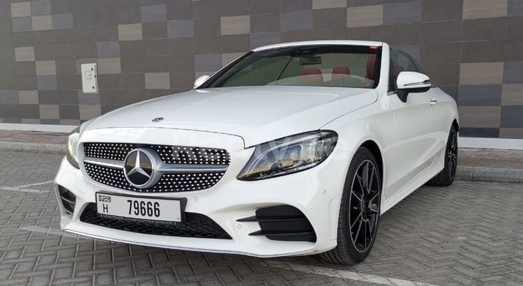 Blanco Mercedes C200 Convertible en alquiler en Abu-Dhabi