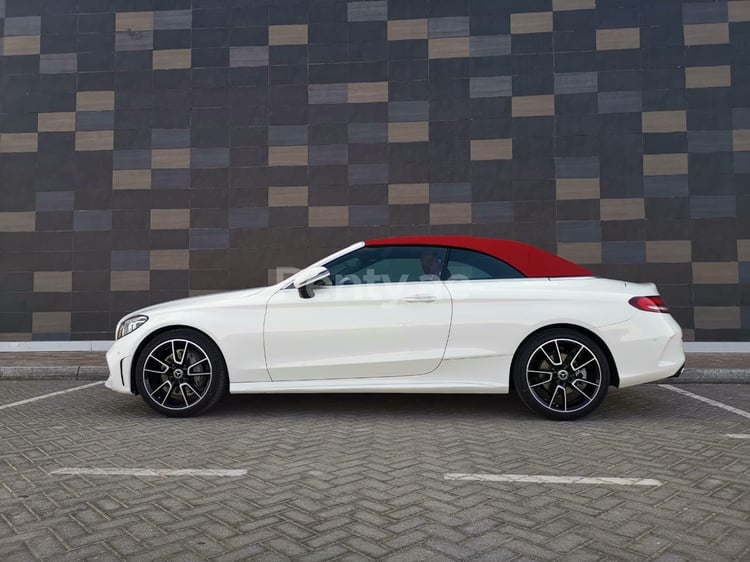 أبيض Mercedes C200 Convertible للإيجار في أبو ظبي 0