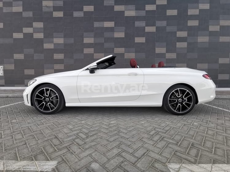 Белый Mercedes C200 Convertible в аренду в Абу-Даби 2