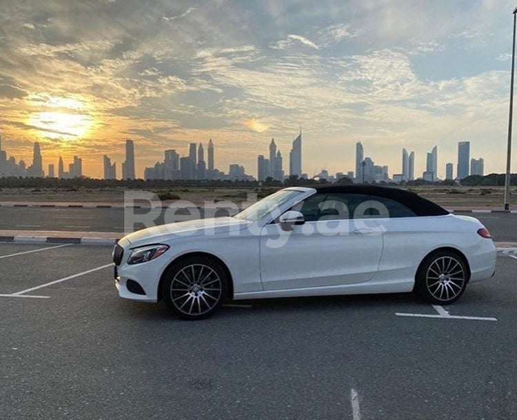 أبيض Mercedes C300 Class للإيجار في دبي 2