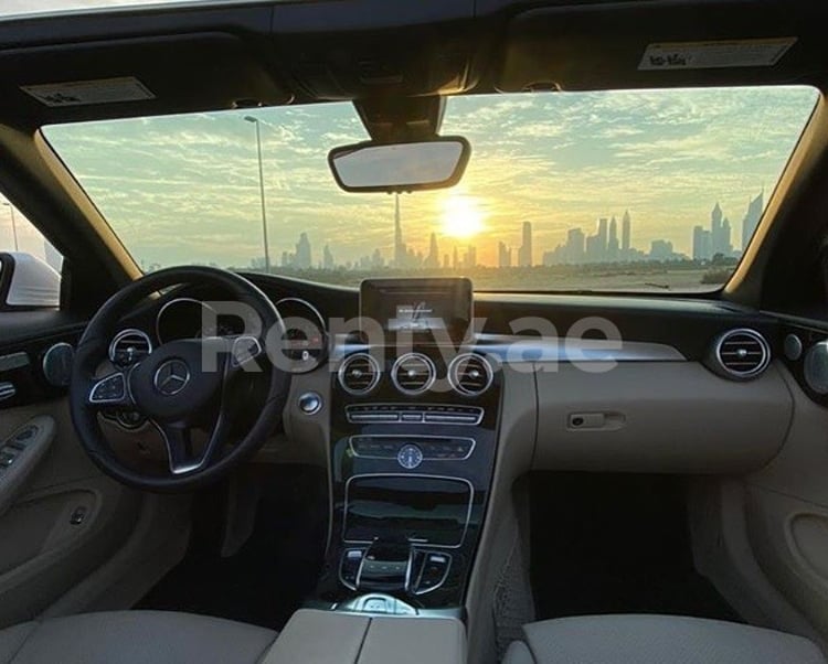 Blanc Mercedes C300 Class en location à Sharjah 4