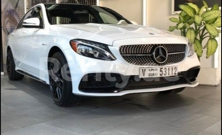 Weiß Mercedes C300 zur Miete in Abu-Dhabi