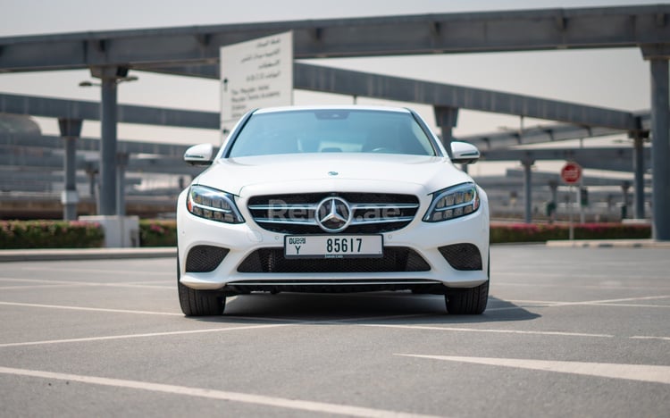 Blanc Mercedes C300 en location à Dubai 0