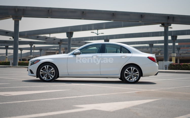 Weiß Mercedes C300 zur Miete in Sharjah 1