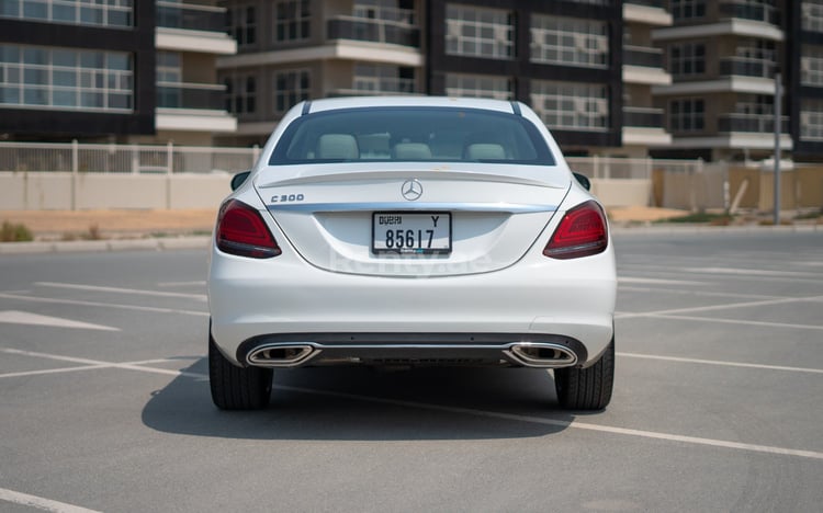 Blanc Mercedes C300 en location à Dubai 2