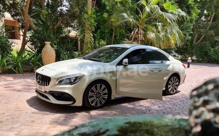 Blanc Mercedes CLA en location à Abu-Dhabi