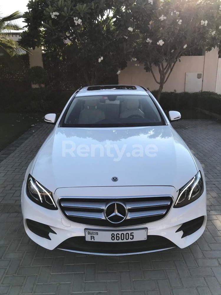 在沙迦租赁白色 Mercedes E Class 0