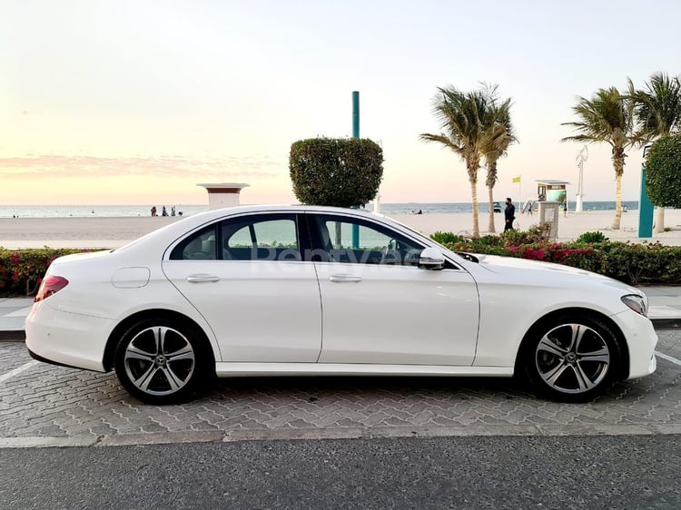 أبيض Mercedes E Class للإيجار في دبي 0