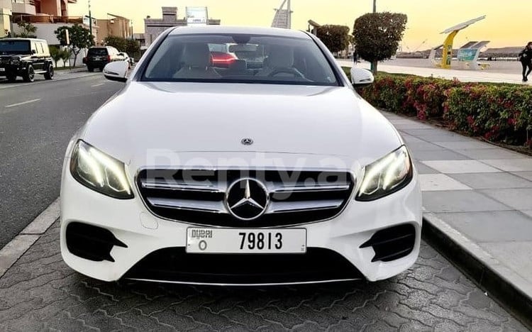 أبيض Mercedes E Class للإيجار في الشارقة