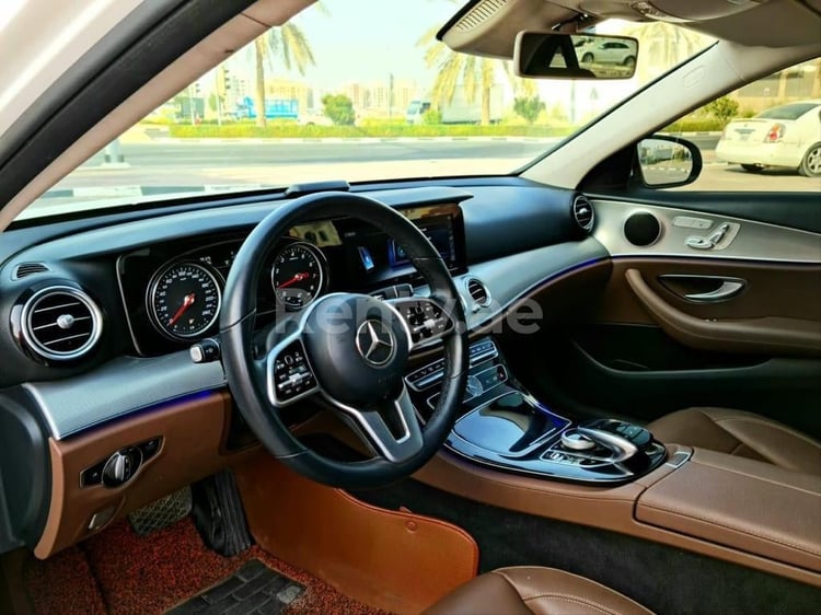 أبيض Mercedes E Class للإيجار في دبي 0