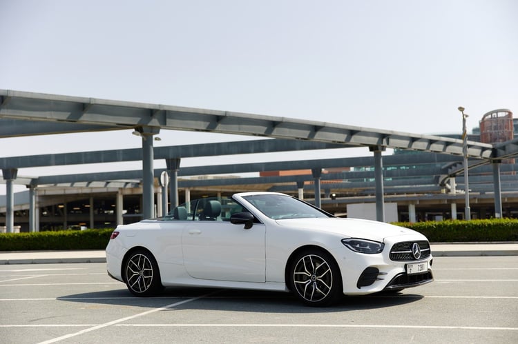 Blanc Mercedes E200 Cabrio en location à Dubai 0