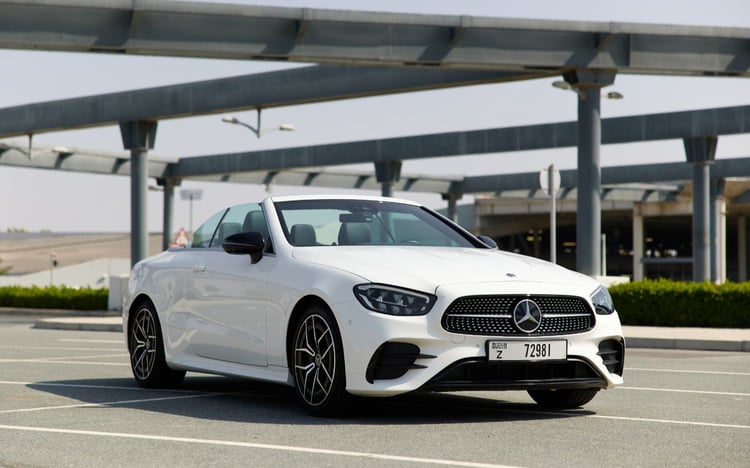 Blanco Mercedes E200 Cabrio en alquiler en Abu-Dhabi