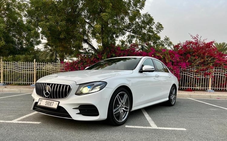 Blanc Mercedes E300 en location à Sharjah