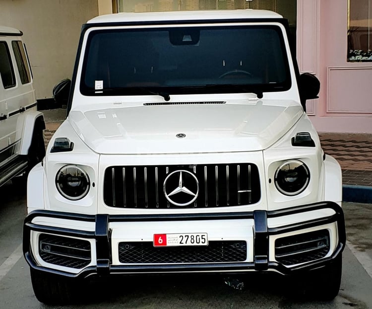 أبيض Mercedes G63 AMG للإيجار في دبي 1