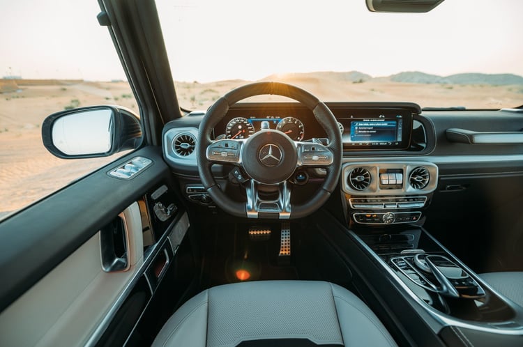 Weiß Mercedes G63 AMG zur Miete in Sharjah 3