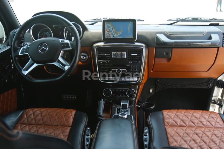 أبيض Mercedes G class للإيجار في دبي 3