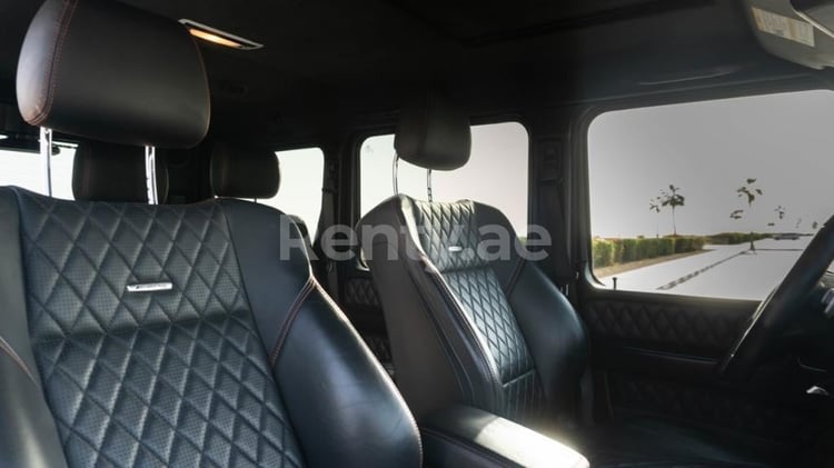 Blanc Mercedes G63 class en location à Dubai 3