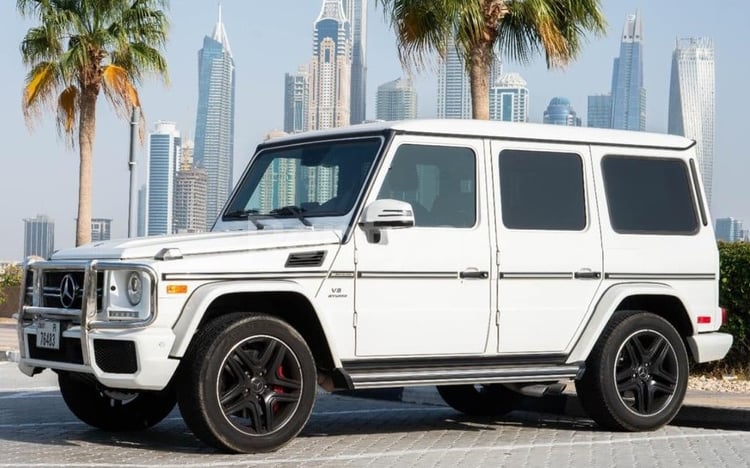 Blanc Mercedes G63 class en location à Dubai