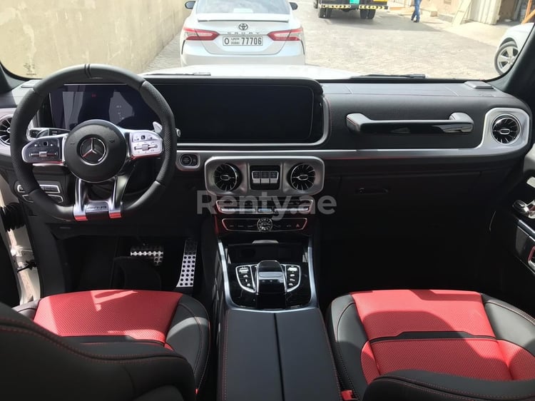 أبيض Mercedes G63 AMG للإيجار في الشارقة 0