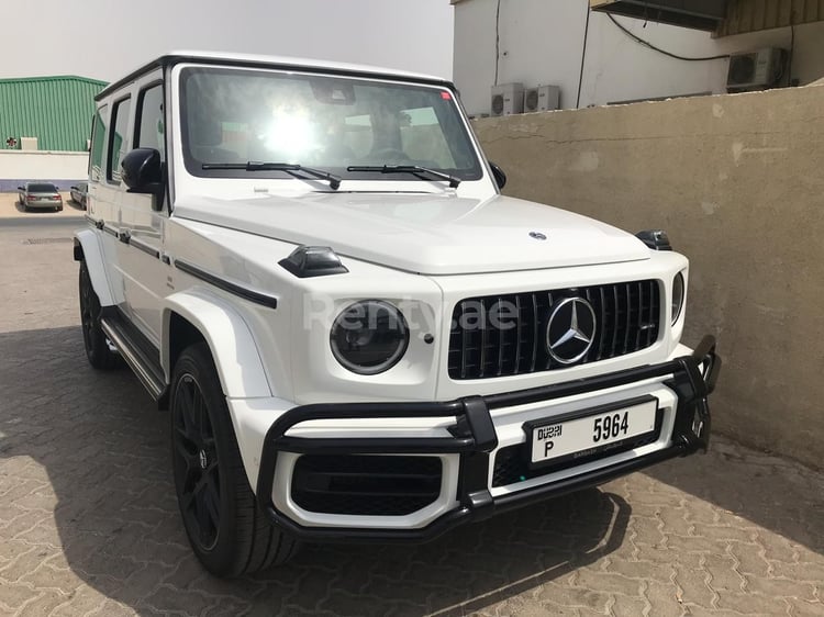 Blanc Mercedes G63 AMG en location à Sharjah 1