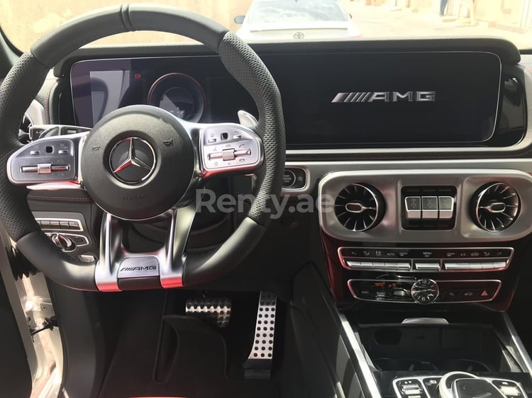 أبيض Mercedes G63 AMG للإيجار في الشارقة 4