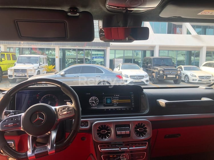 Blanco Mercedes G63 en alquiler en Abu-Dhabi 2