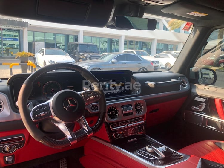 أبيض Mercedes G63 للإيجار في أبو ظبي 4