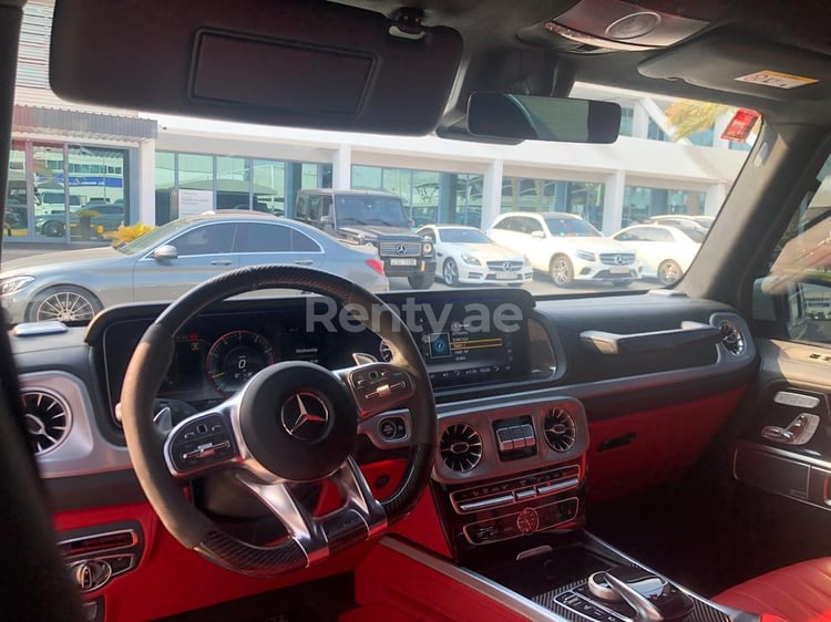 Weiß Mercedes G63 zur Miete in Sharjah 5