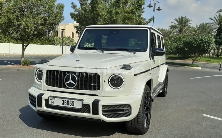 أبيض Mercedes G 63 Night Packge للإيجار في دبي