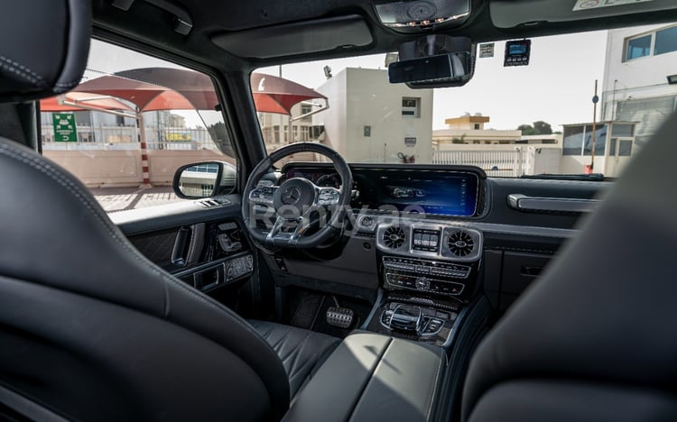 أبيض Mercedes G63 class للإيجار في أبو ظبي 7