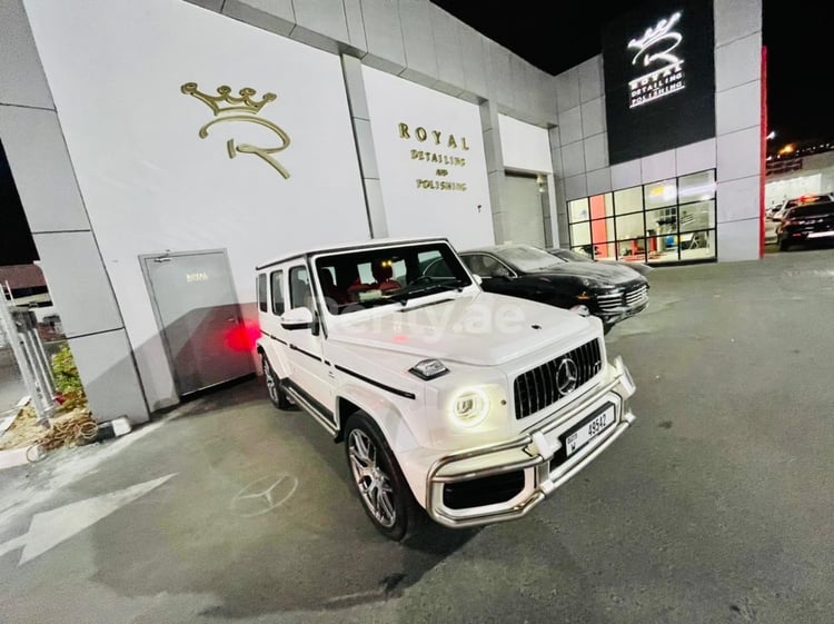 在阿布扎比租赁白色 Mercedes G class 1