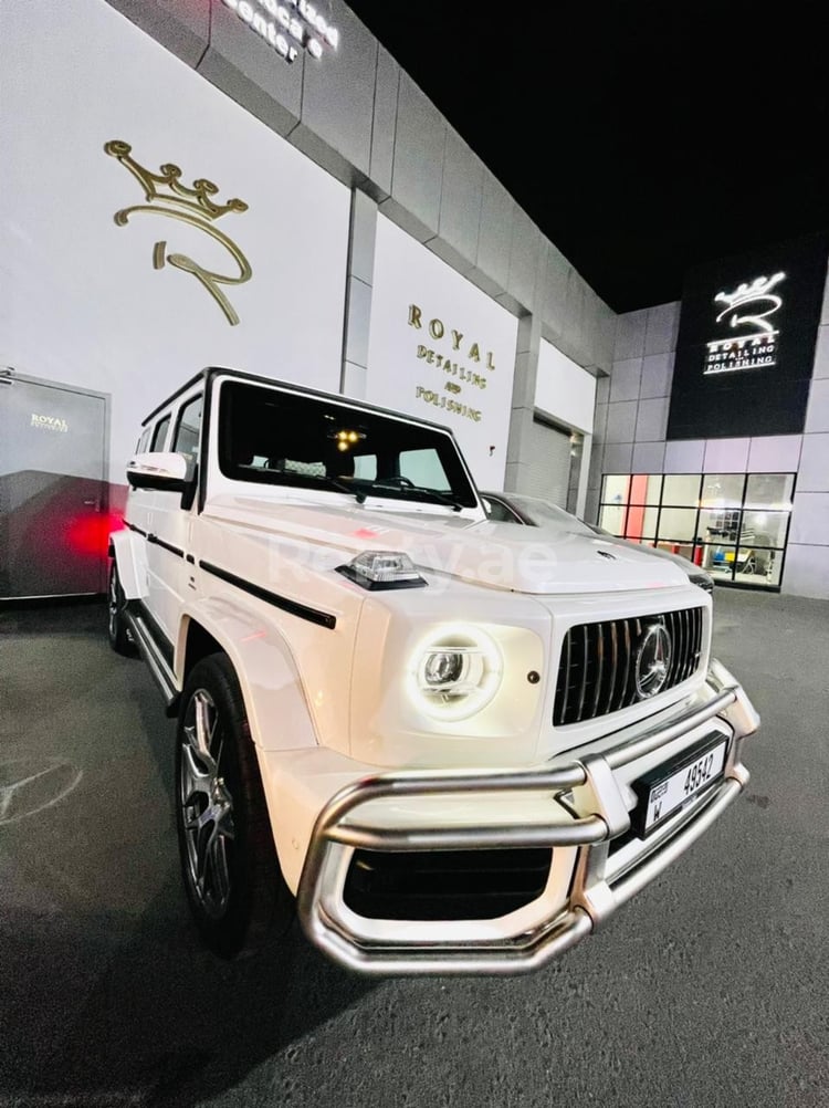 Blanco Mercedes G class en alquiler en Sharjah 2