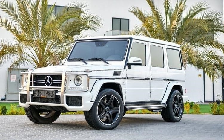 Blanco Mercedes G63 AMG en alquiler en Sharjah