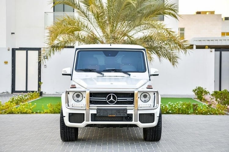 Weiß Mercedes G63 AMG zur Miete in Dubai 0