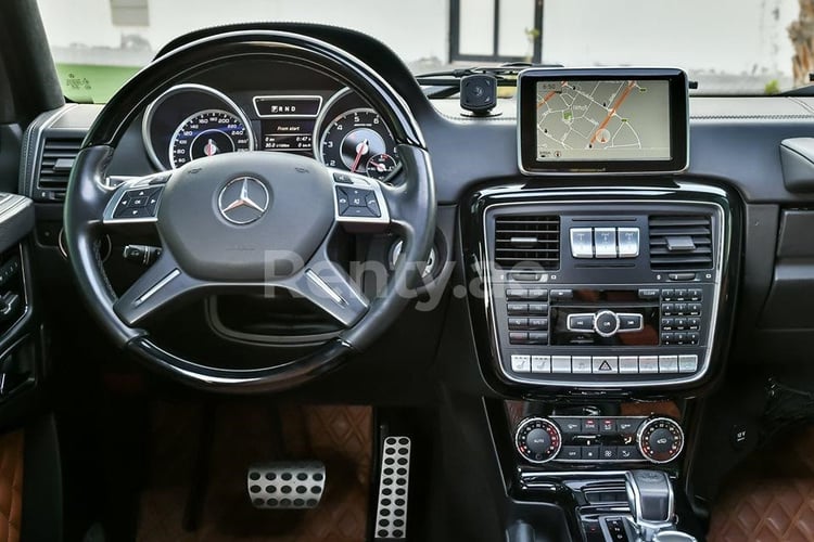 أبيض Mercedes G63 AMG للإيجار في دبي 3